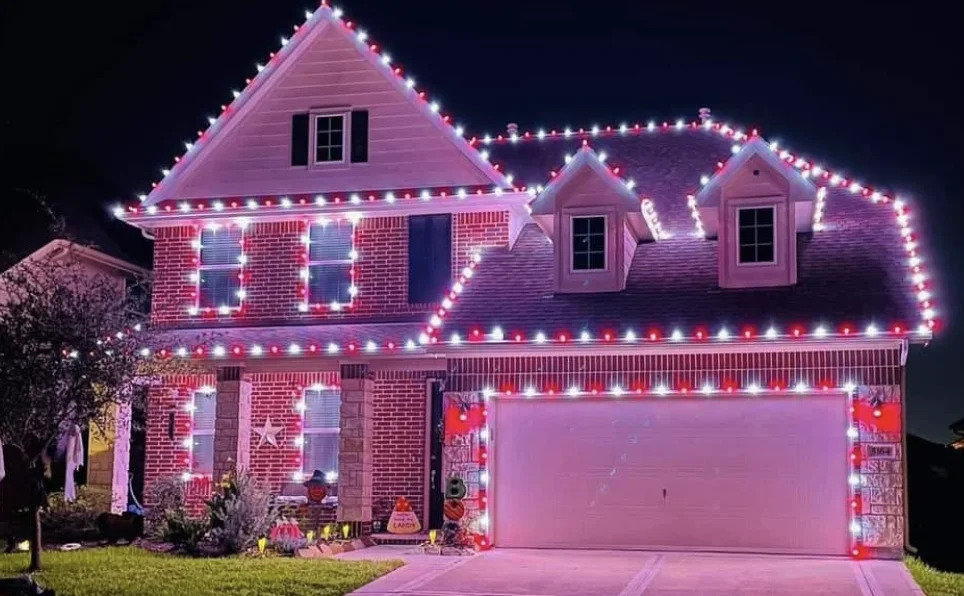 Home outlined in alternating red and pure white bulbs, the Candy Cane color scheme